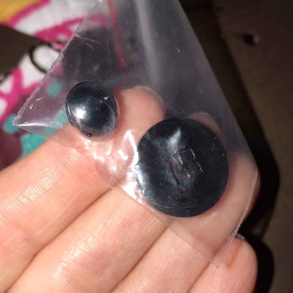 Louis Vuitton Extra Buttons & Thread - Picture 6 of 8